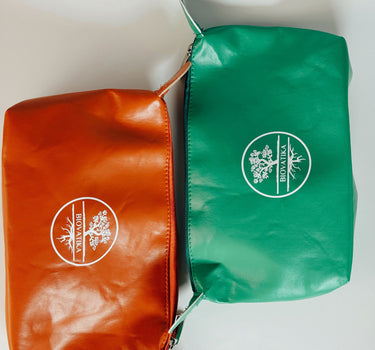 Green Cosmetic Bag for Women – Stylish & Practical Choice